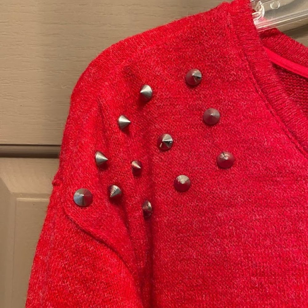 Moon Collection red sweater w/ shoulder studs sz M - Picture 3 of 6